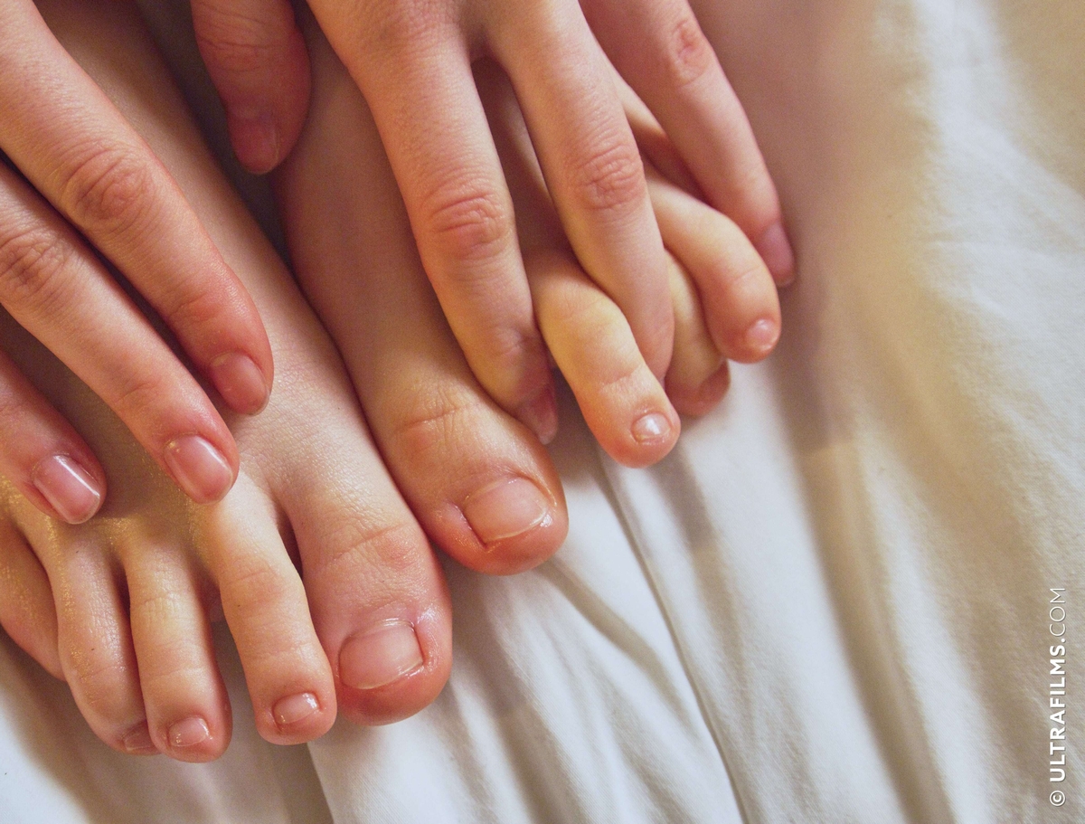 Amelia Riven's fingers and toes