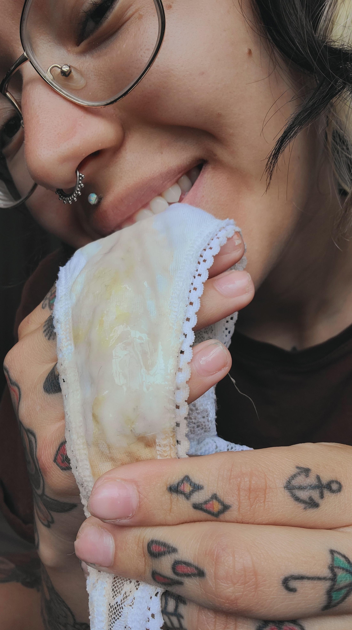 India Rose showing her pussy goo