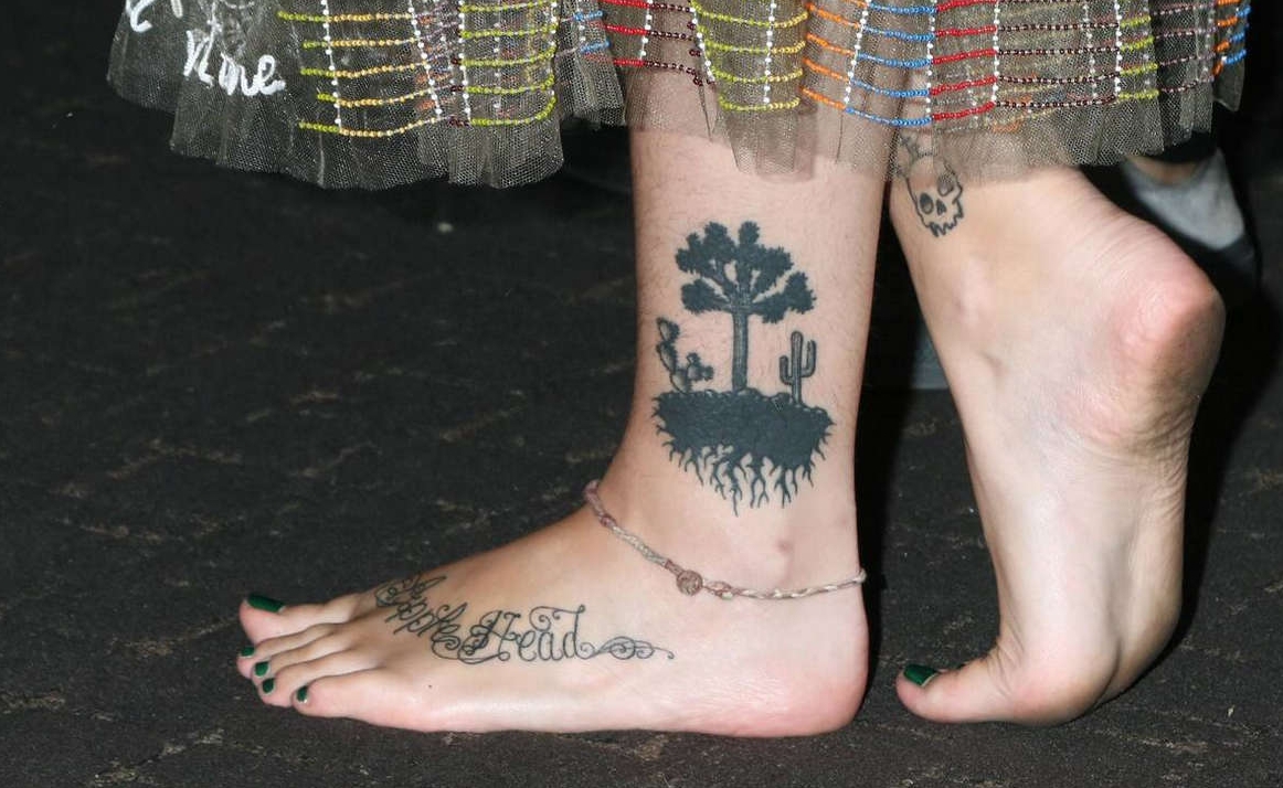 Paris Jackson's feet