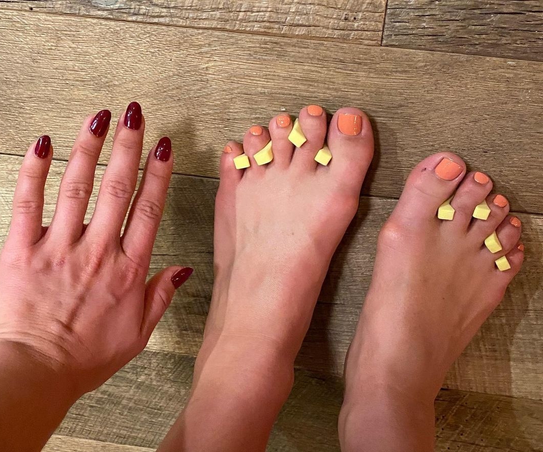 Florence Pugh's hand and feet