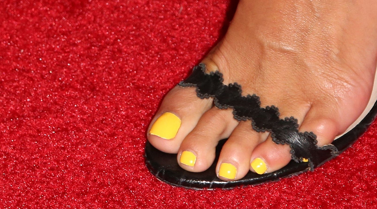 Angie Harmon's foot