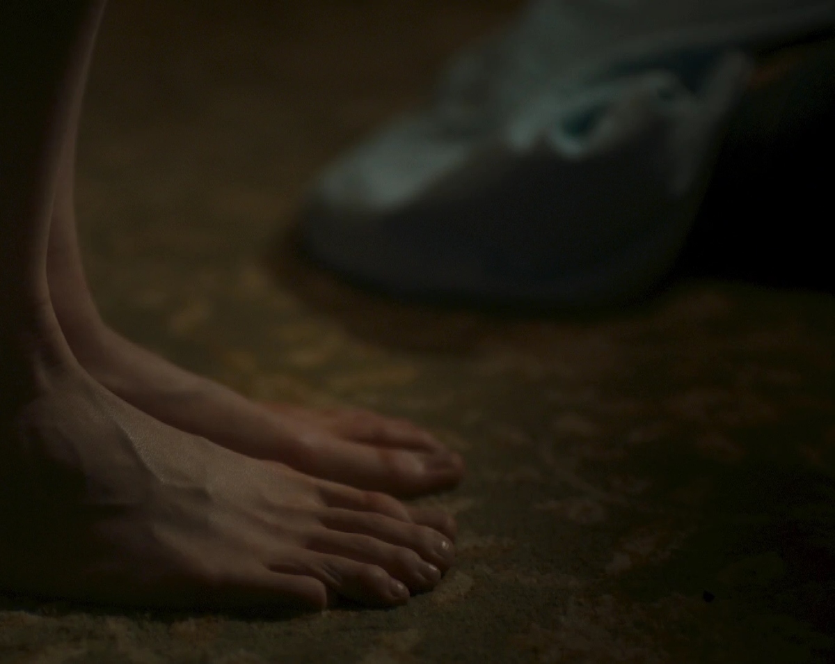 Jodie Comer showing her feet as Ivy Moxam on Thirteen