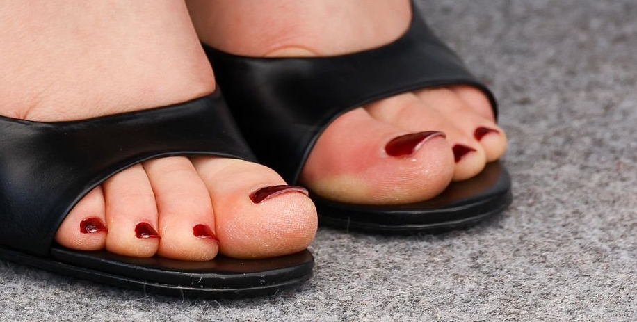 Mia Threapleton's toes