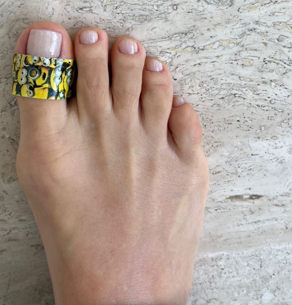 Flávia Alessandra's foot