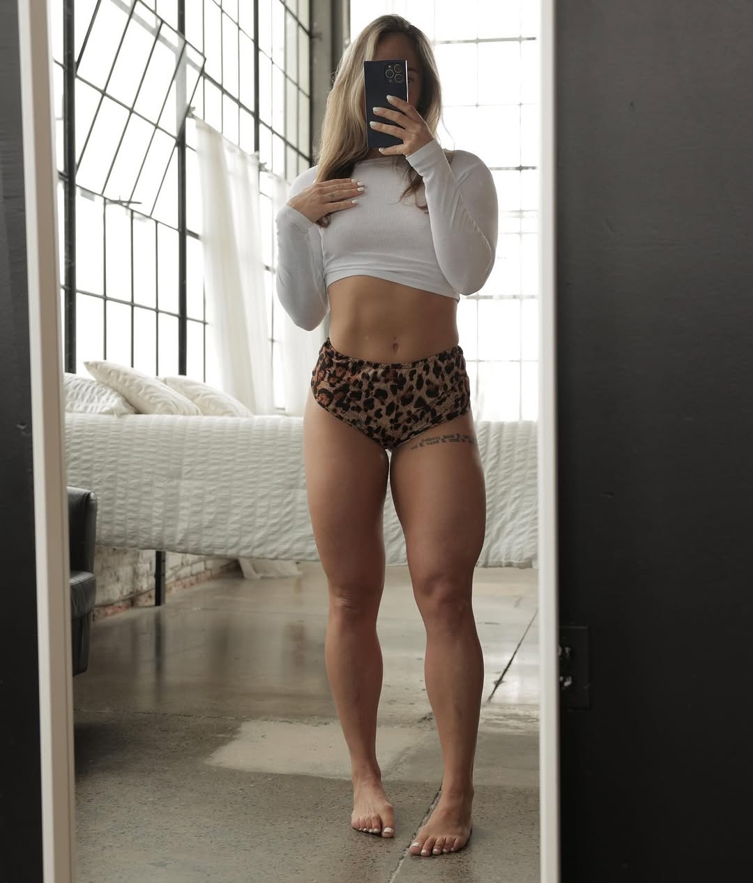 Jes Franklin showing her belly and legs