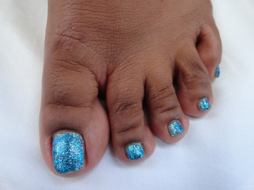 a Hawaiian girl named Wila showing her toes