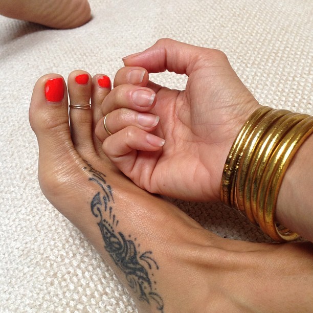 Brooke Burke's hand and foot