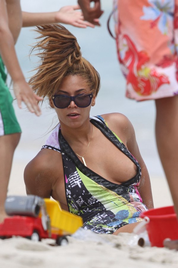 Beyoncé showing her tit