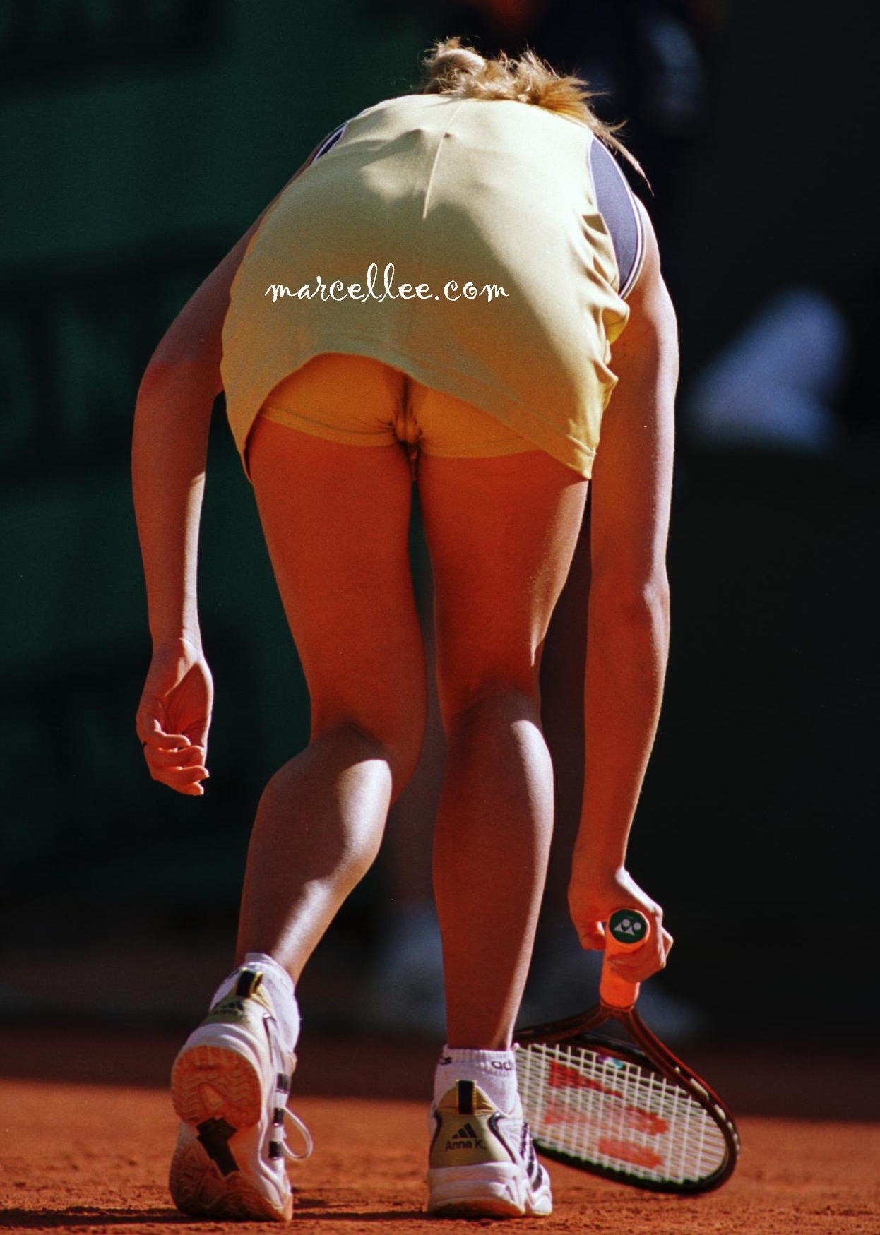 Anna Kournikova’s pussy sweating thru her tennis shorts.