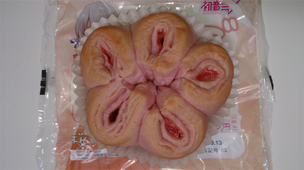 Hatsune Miku's Cherry Blossom bread from FamilyMart