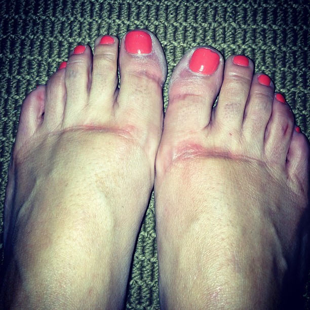 Sara Evans showing her feet