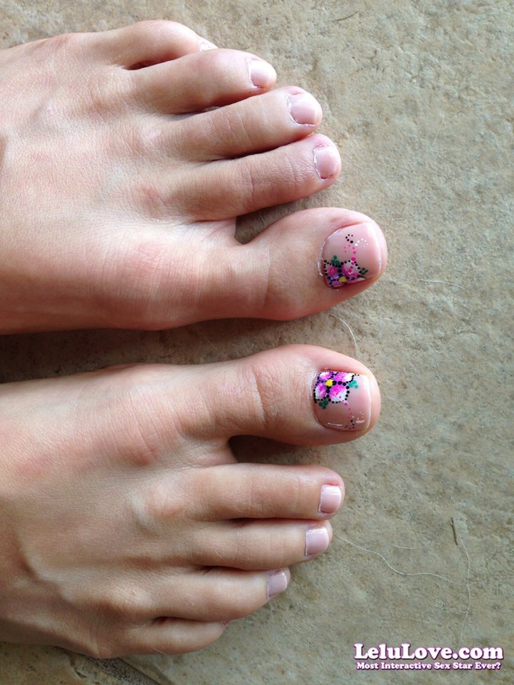 Lelu Love's toes
