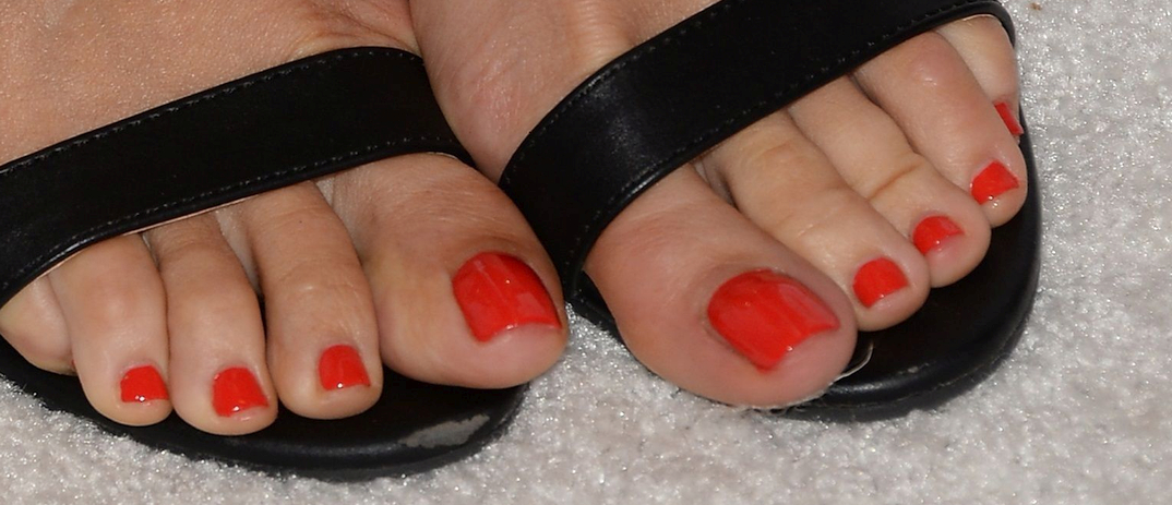 Louise Roe's toes