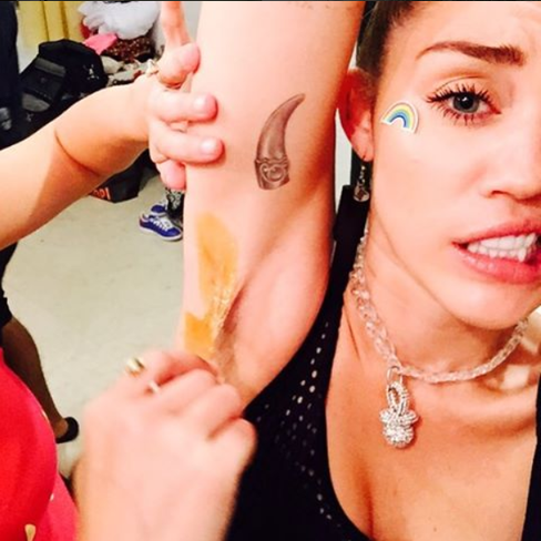 Miley Cyrus getting her armpit shaved and showing the hair