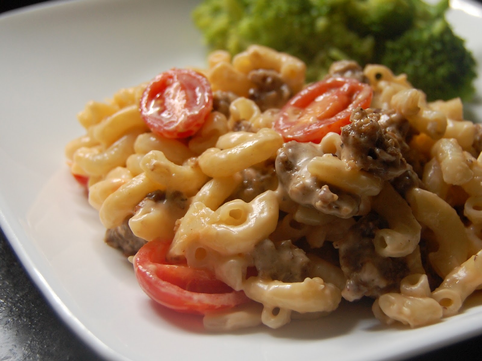 macaroni and cheese with sausage and tomatoes