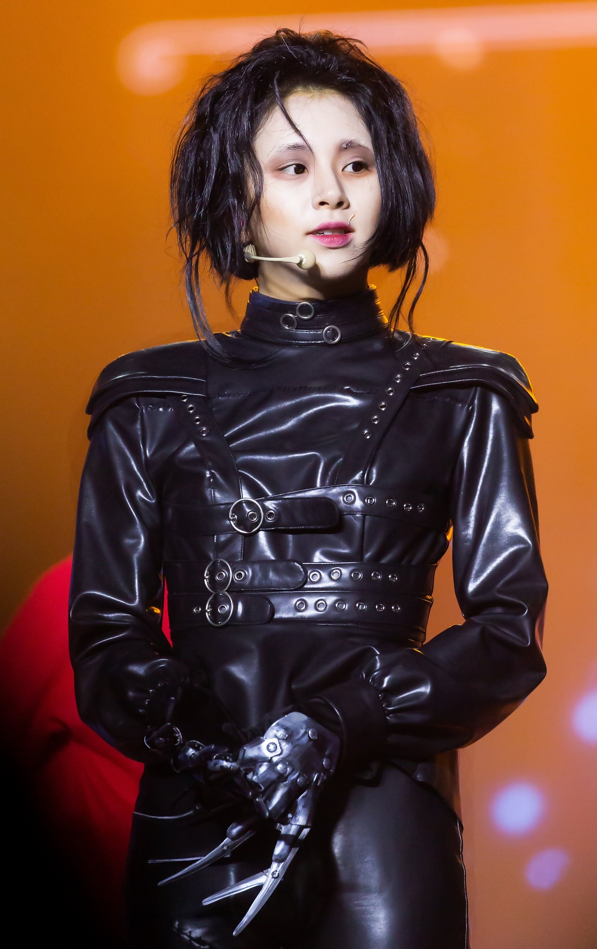 Chaeyoung dressed as Edward Scissorhands